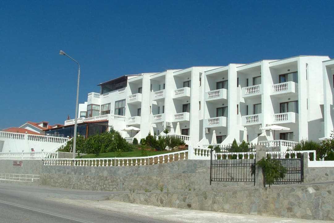 Das Akti von der Strasse aus gesehen Akti Ouranoupolis