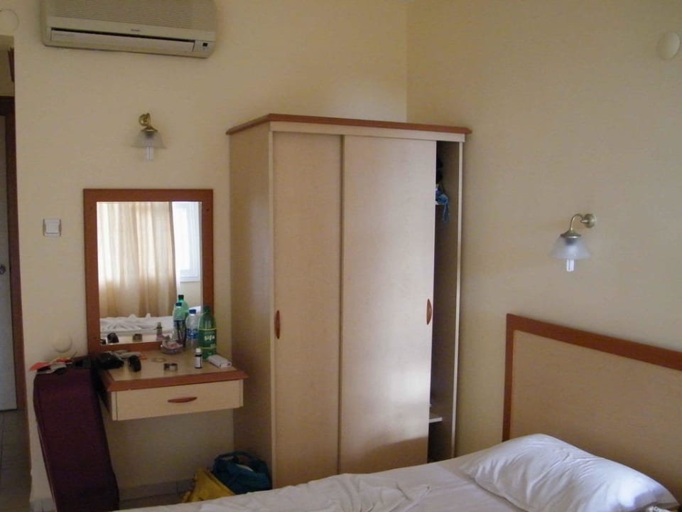 Zimmer klein und einfach Hotel Club Tess