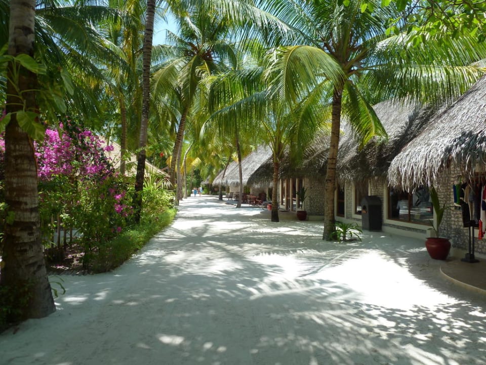 Weg vom Ankunftssteg zur Inselmitte, rechts Shops Kuredu Island Resort & Spa