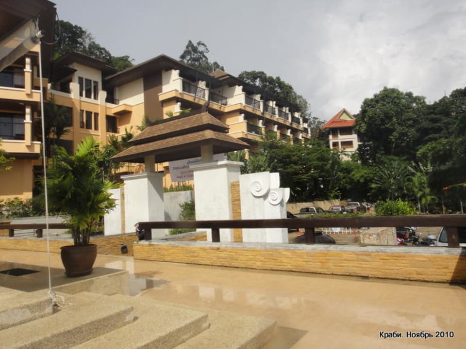 Вид на главный корпус Avani Ao Nang Cliff Krabi Resort