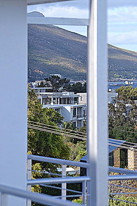 Balkonaussicht nach Links mit Zoom Whale Cottage Camps Bay