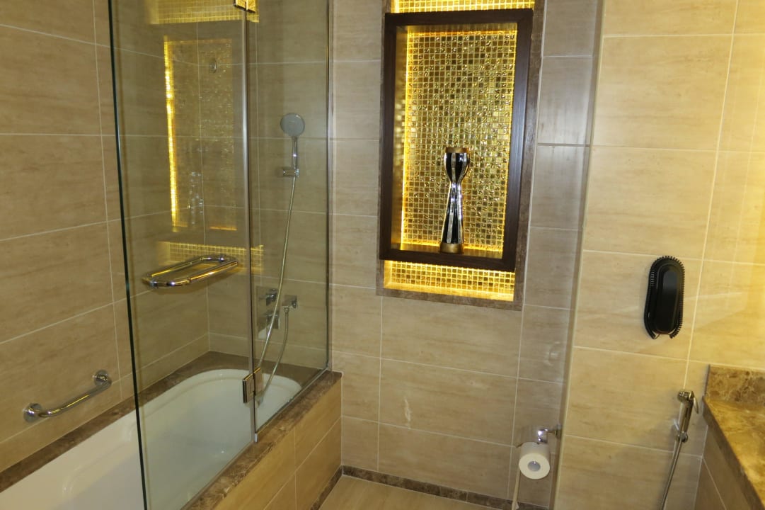 Bad im Zimmer #714 Landmark Premier Hotel