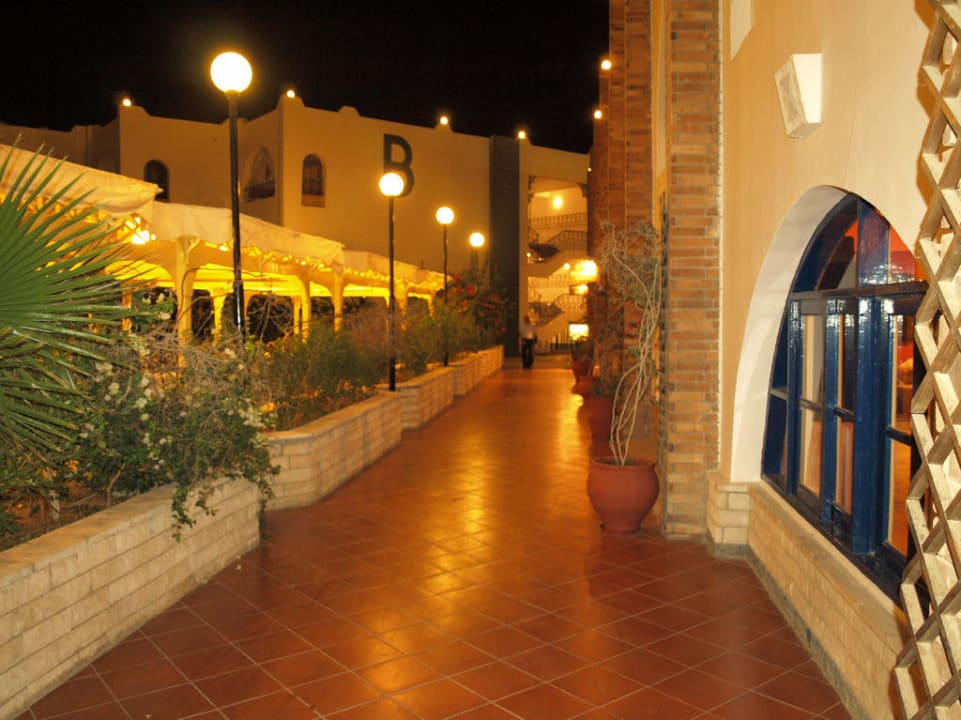 Hotel nocą Arabia Azur Resort