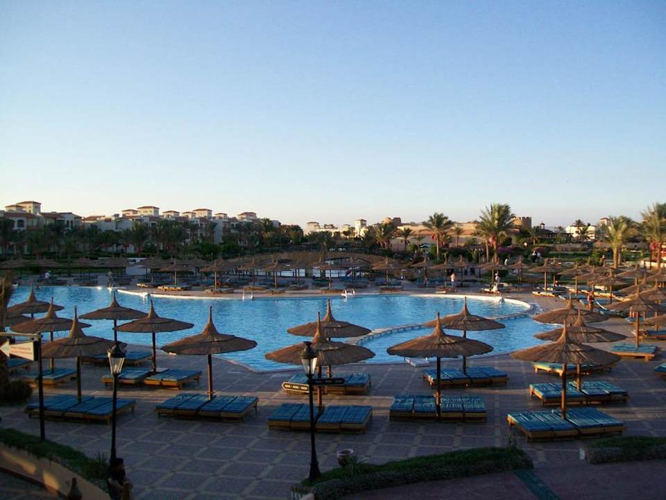 Widok na basen z budynku recepcji Pickalbatros Dana Beach Resort - Hurghada