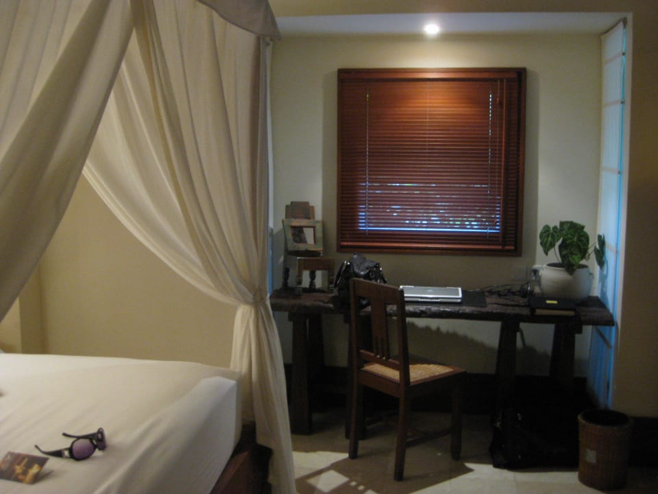 Himmelbett und Schreibtisch Maya Ubud Resort & Spa Bali