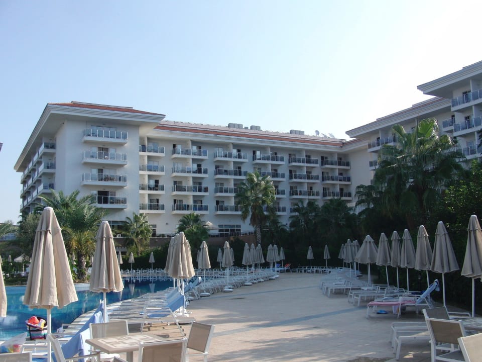 Blick vom Pool zum Hotel Seaden Sea World Resort & Spa