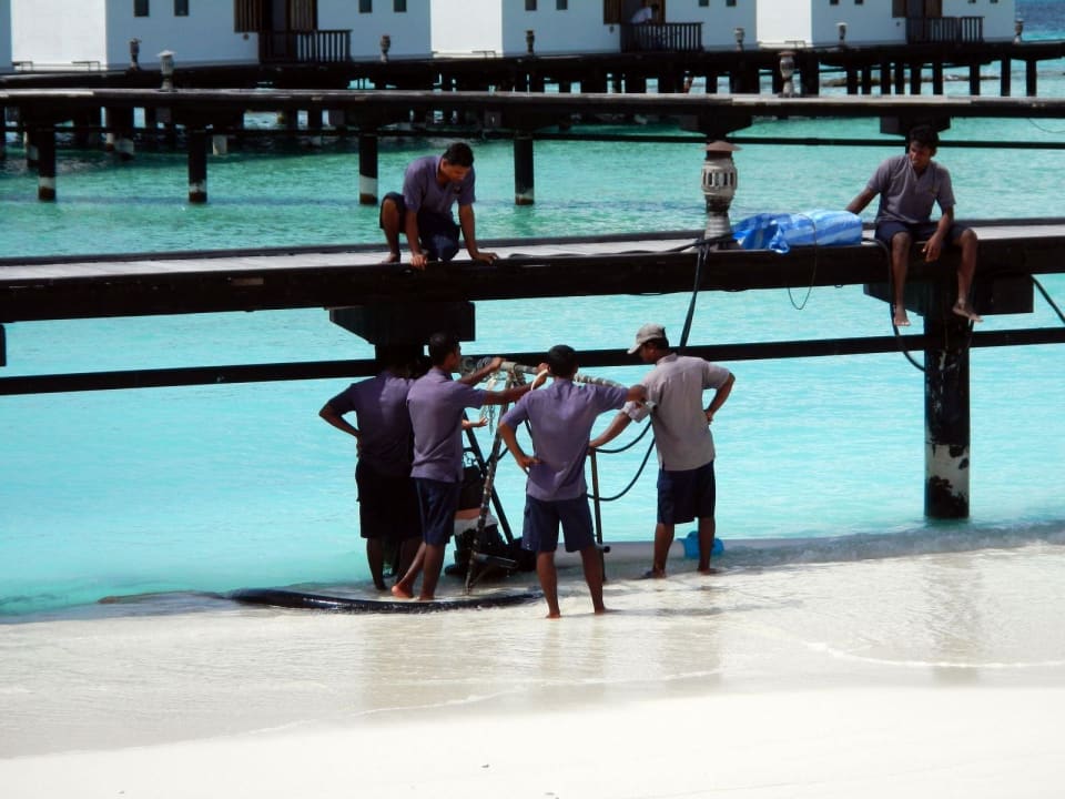 Sandspülen am Strand NH Collection Maldives Reethi Resort