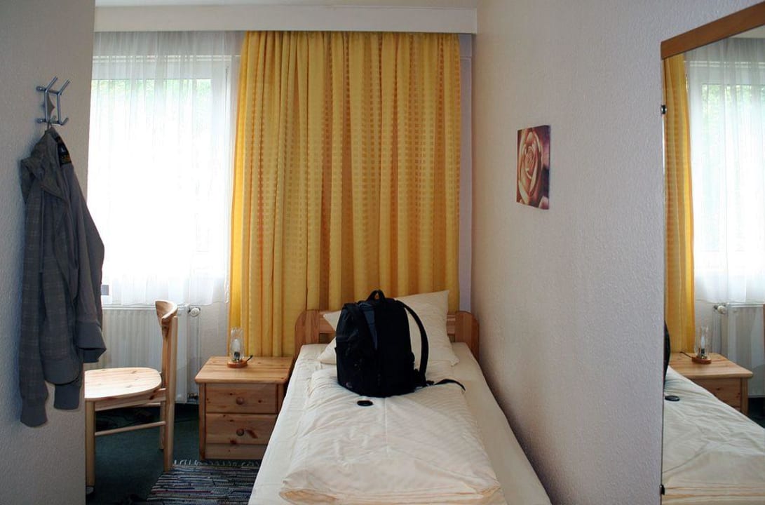 Blick ins Zimmer Auto Parkhotel