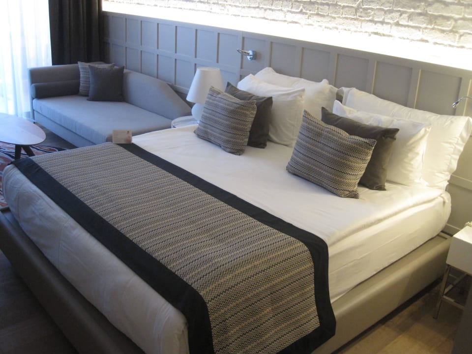 Bett Acanthus Cennet Barut Collection