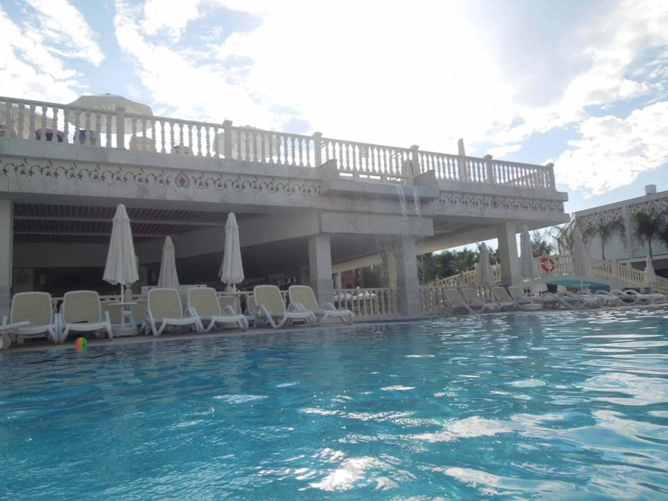 Der Pool in +1 Royal Taj Mahal Hotel