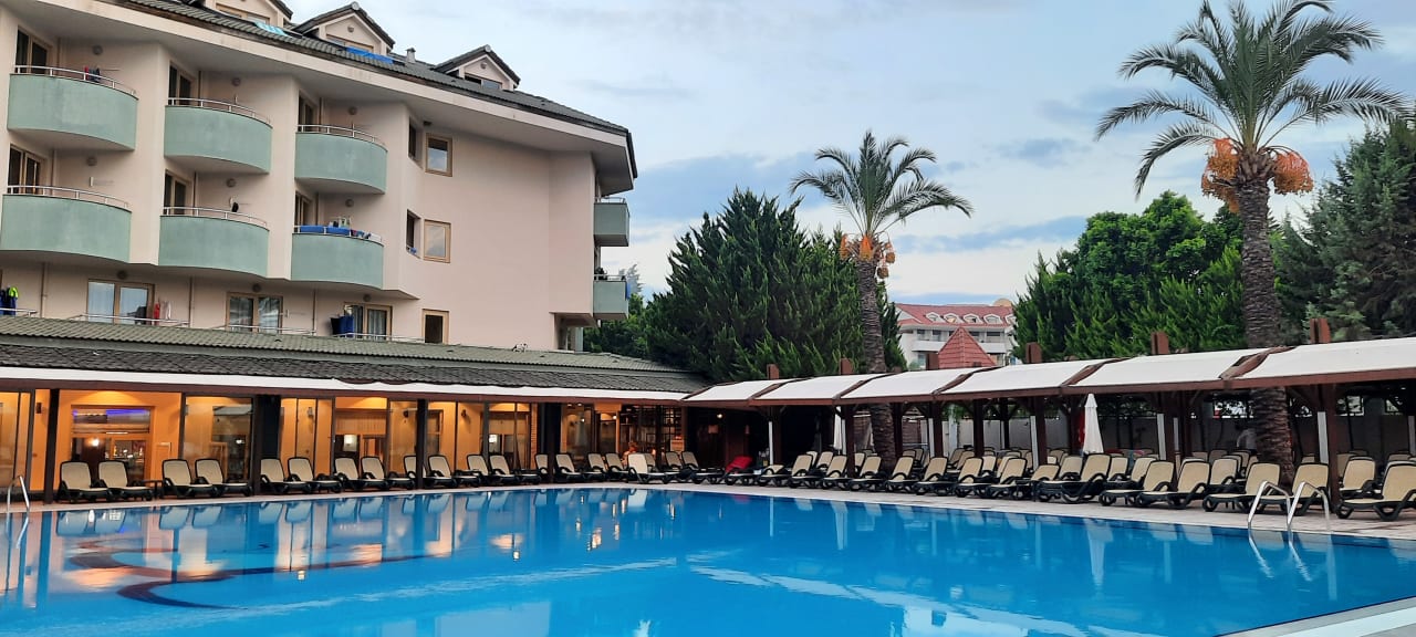 Pool Side Breeze Hotel