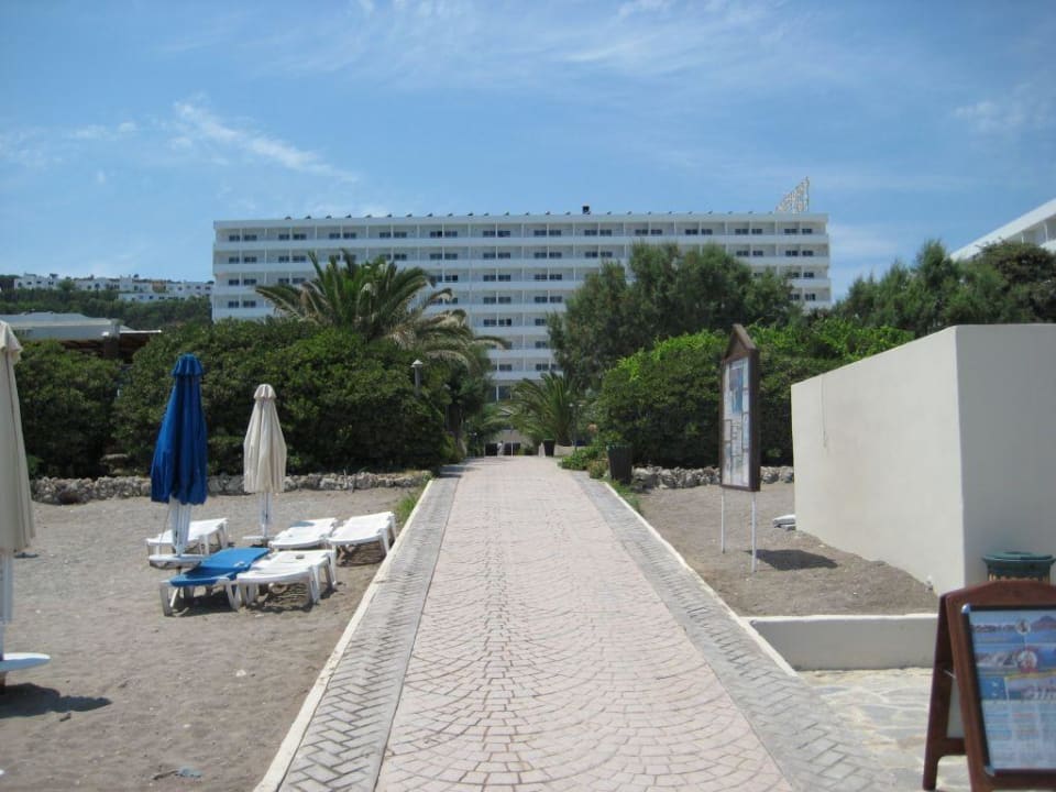 Weg vom Strand zum Hotel Esperides Beach Resort