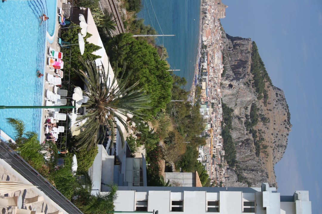 Ausblick auf den Pool und die Stadt Cefalú Santa Lucia e Le Sabbie d'Oro