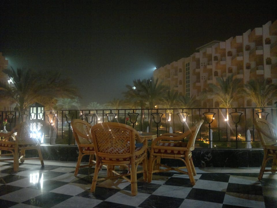 Restaurantterrasse abends bei leichtem Sandsturm Sea Star Beau Rivage