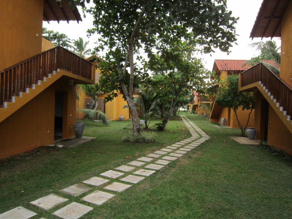 Weg entlang der Bungalows Hotel Muthumuni Ayurveda Beach Resort