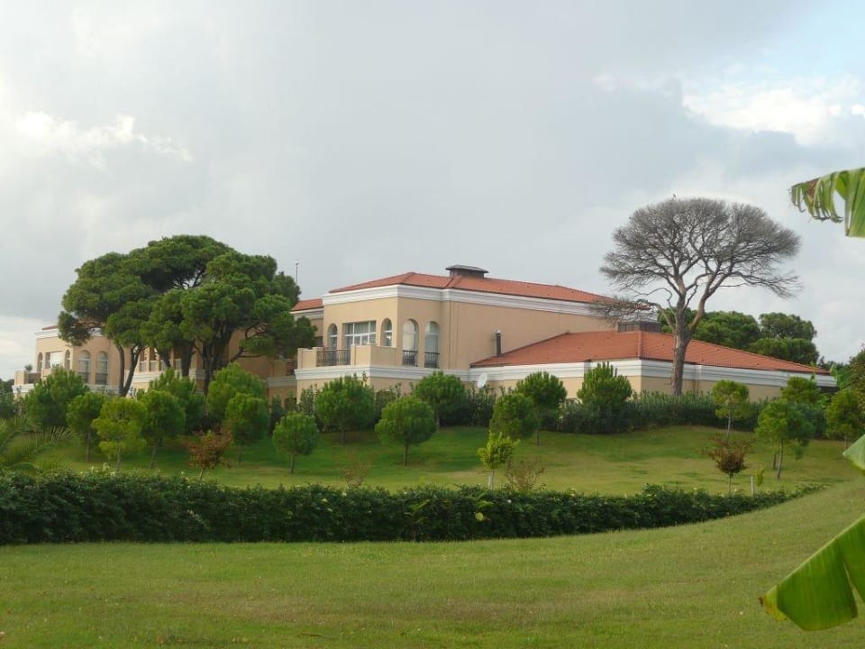 Grass-green IC Hotels Green Palace