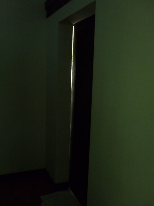 Spalt in der WC-Türe = Schlupfloch für Kleintiere Kihaa Maldives