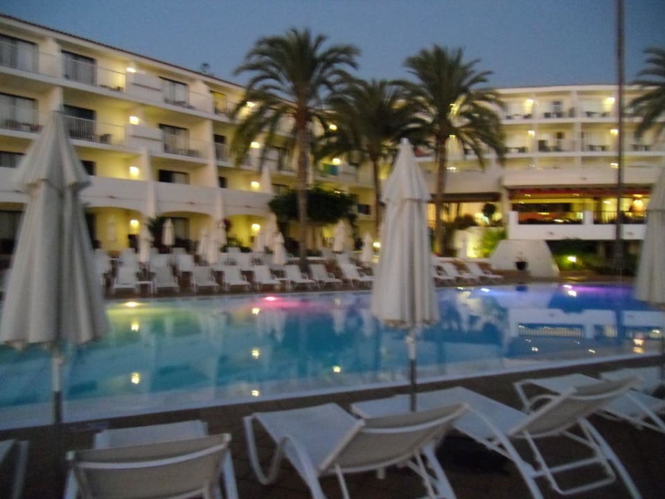 Pool und Hotel bei Dämmerung Sunprime Atlantic View