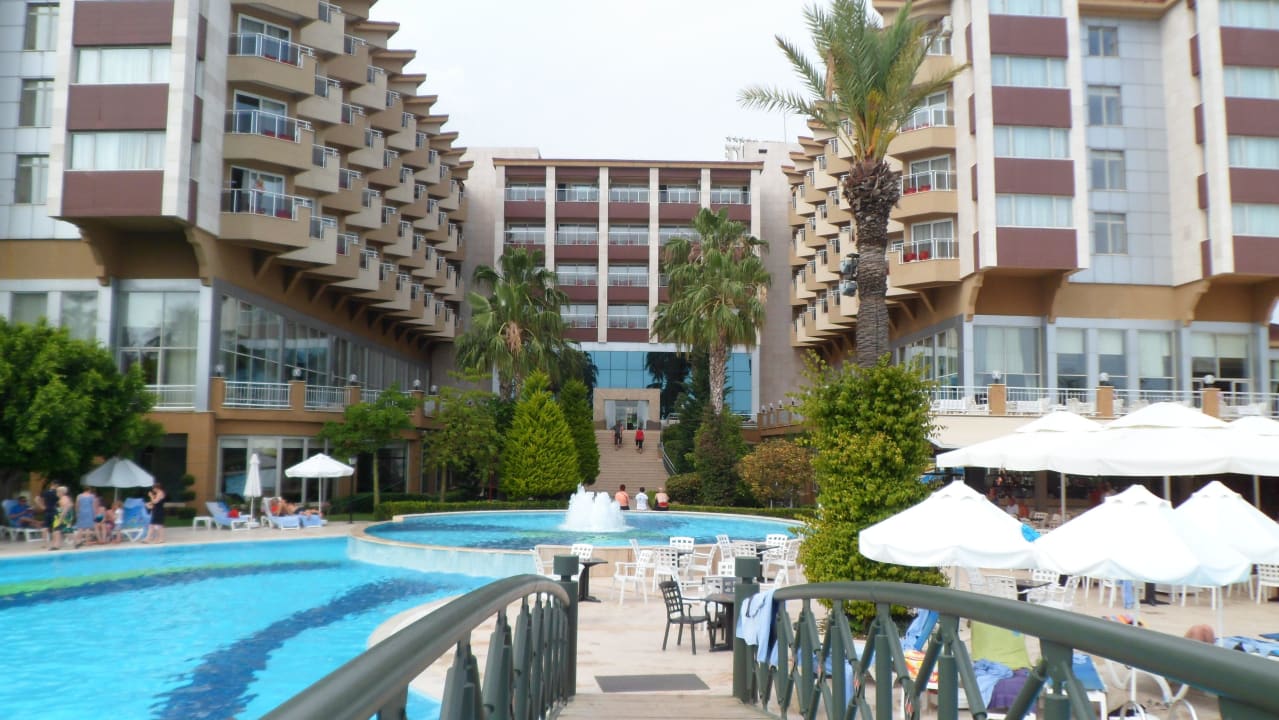 Hotel vanaf de brug over het zwembad Hotel Terrace Beach Resort