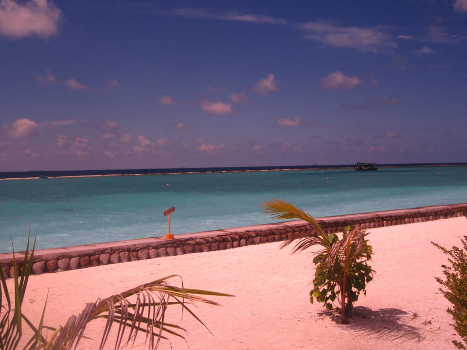 Mauer vor Cafe Mass sowie Riffbarriere Adaaran Select Meedhupparu Island Resort - Premium All Inclusive