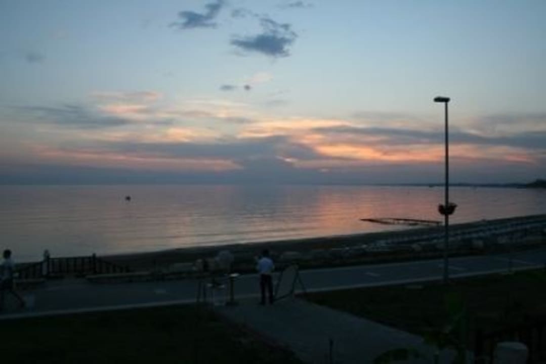 Nur über die Promenade, schon ist da der Hotelstrand Clover Magic Nova Beach