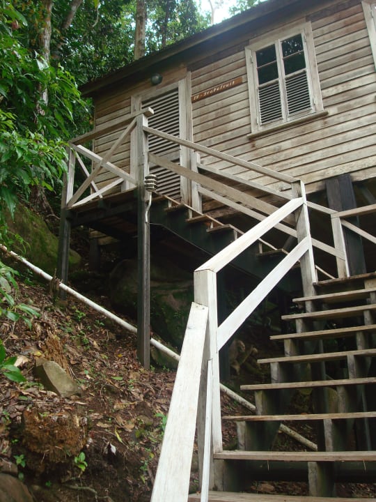 Viele Stufen und Treppen führen hinauf zum Cottage Hotel Jungle Bay Resort & Spa