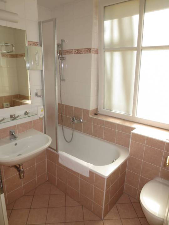 Bad mit Wanne Suite Hotel 900 m zur Oper