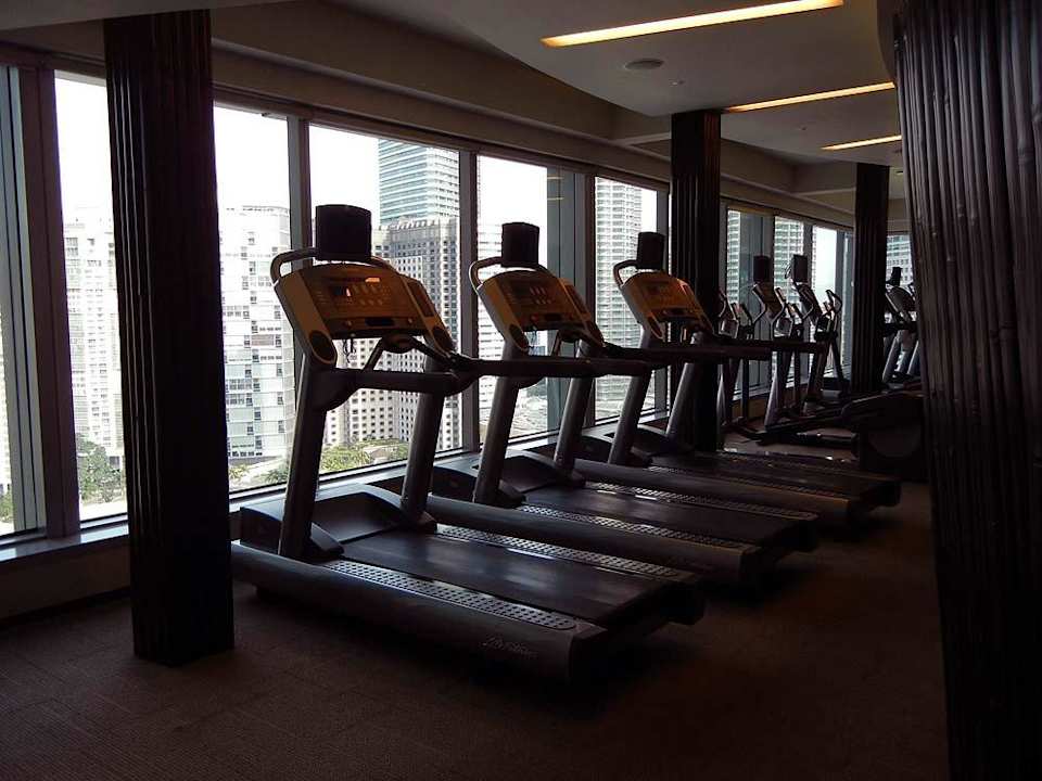 Fitnessraum mit Blick auf die Petronas Hotel Traders Kuala Lumpur