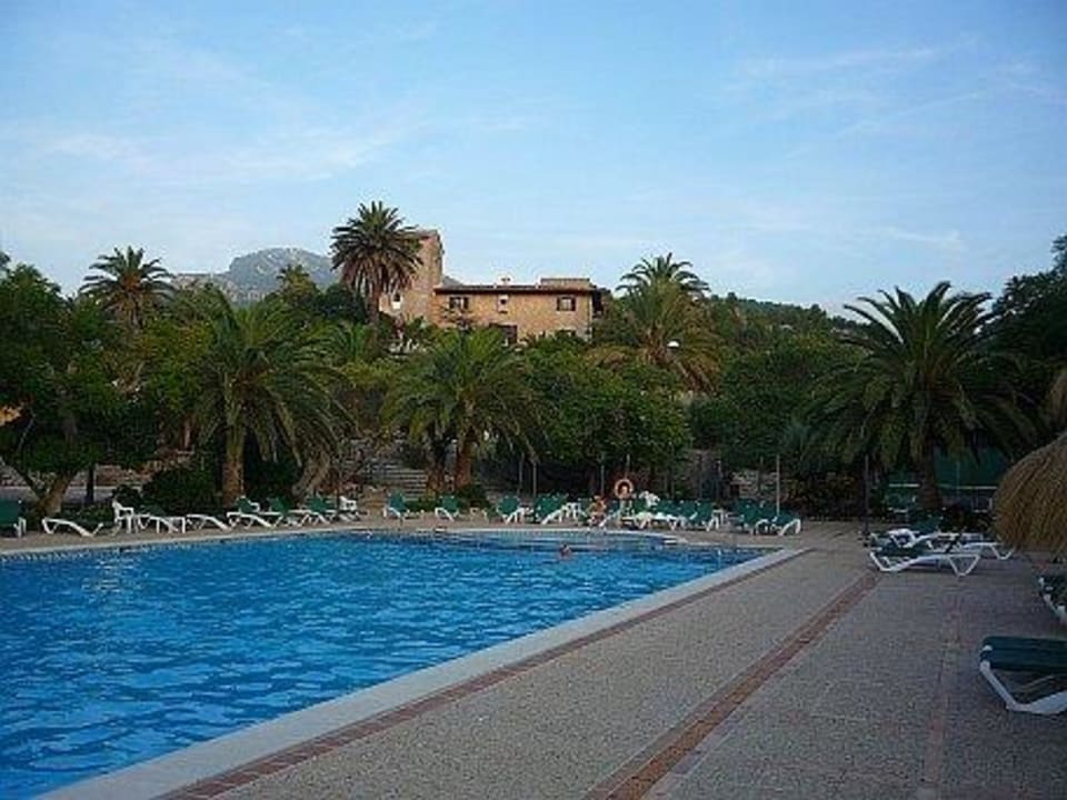 Blick zum Hotel über den Pool Hotel Es Port