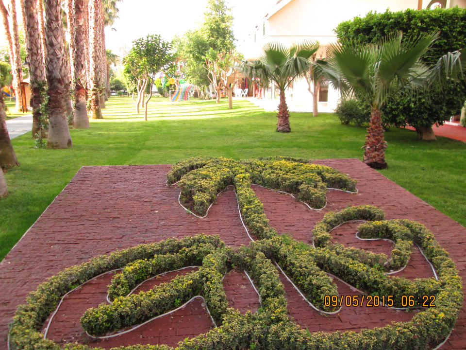 Das Logo vom Gardenia Beach ist abends beleuchtet Hotel Gardenia Beach