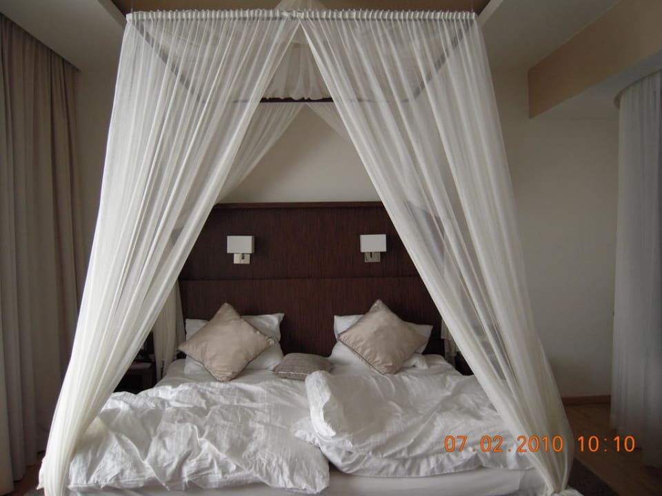 Himmelbett in der Juniorsuite St. Martins Therme & Lodge Hotel