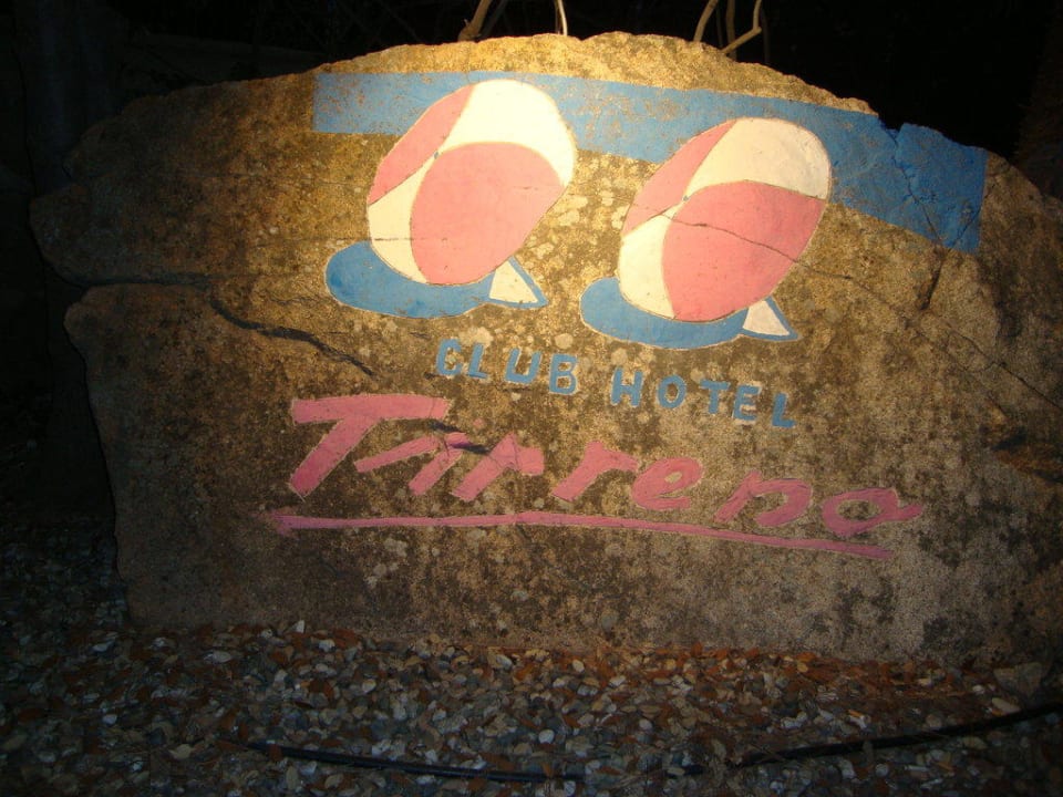 Stein beim Haupteingang Tirreno Resort