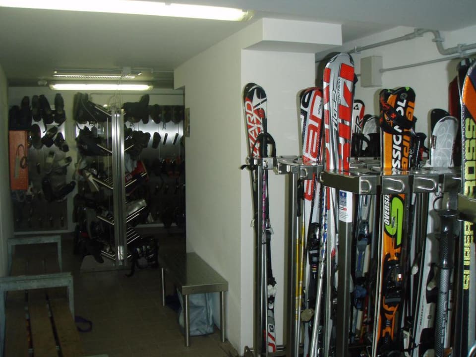 Przechowalnia nart Hotel Monte Giner