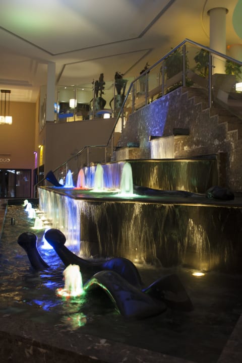 Wasserfontänen Richtung Lobby Gran Melia Palacio de Isora Resort