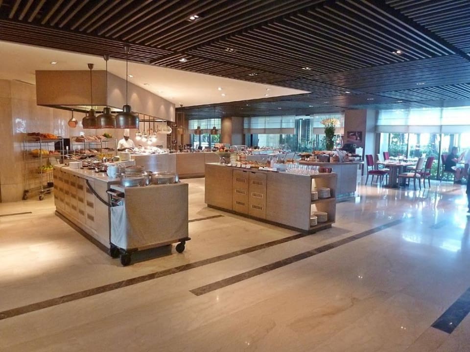 Frühstück im Cafe Knosh The Leela Ambience Convention Hotel Delhi