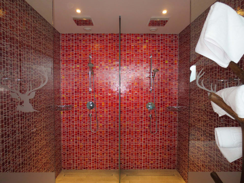 Duschen im Wellnessbereich Valluga Hotel