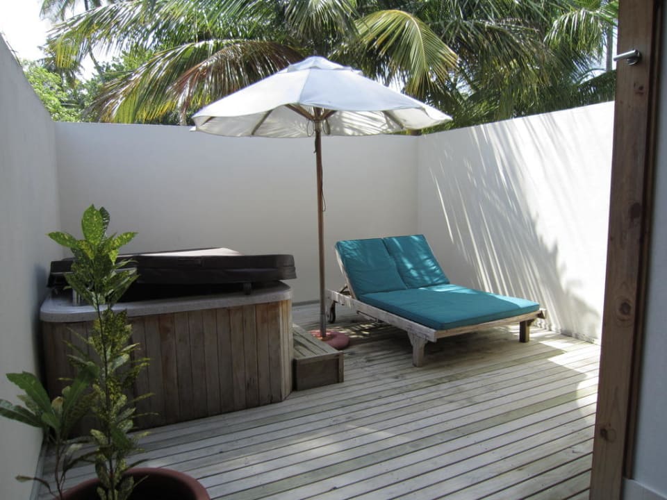 Terrasse mit Jacuzzi Meeru Maldives Resort Island