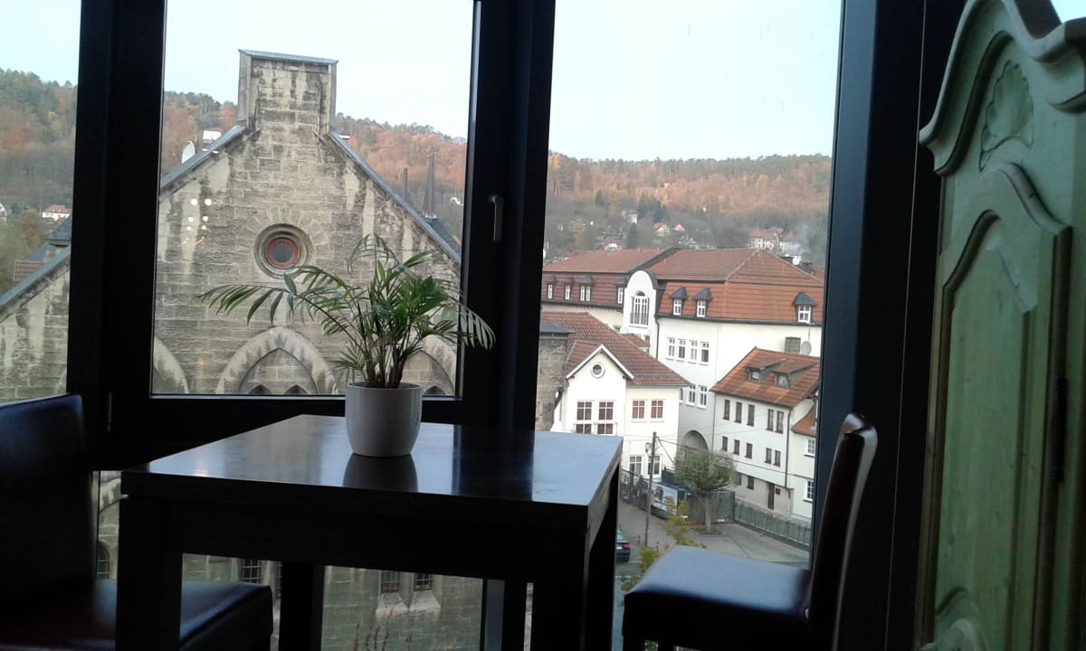 Blick zum alten Gebäude Stadt-gut-Hotel Fronveste - Das Alte Knasthaus