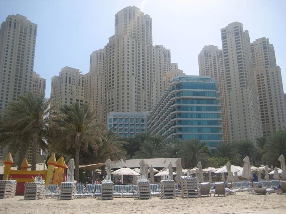 Der "kleine" Hilton - dahinter die Skyline Hilton Dubai Jumeirah