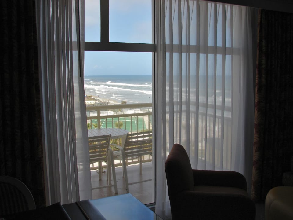 Balkon mit seitlichem Meerblick Hotel The Shores Resort & Spa