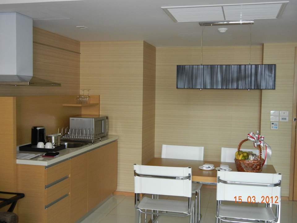 Küchenbereich mit Kühlschrank, Microwelle, usw. JC Kevin Sathorn Bangkok Hotel