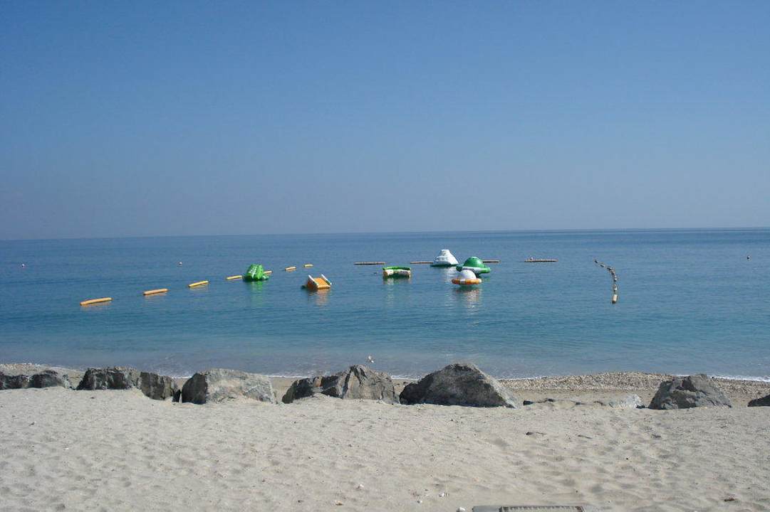 Hotelstrand mit Aquapark Radisson Blu Resort Fujairah