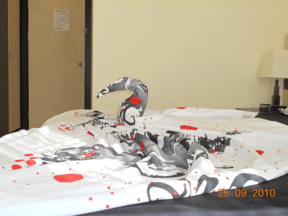 Superschönes gemachtes Bett aber mit eigener Bettwäsche Hotel Orfeus Park