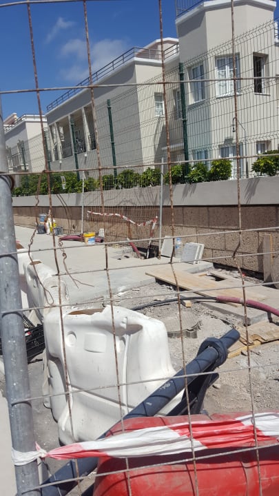 Baustelle vor der Anlage Los Olivos Beach Resort