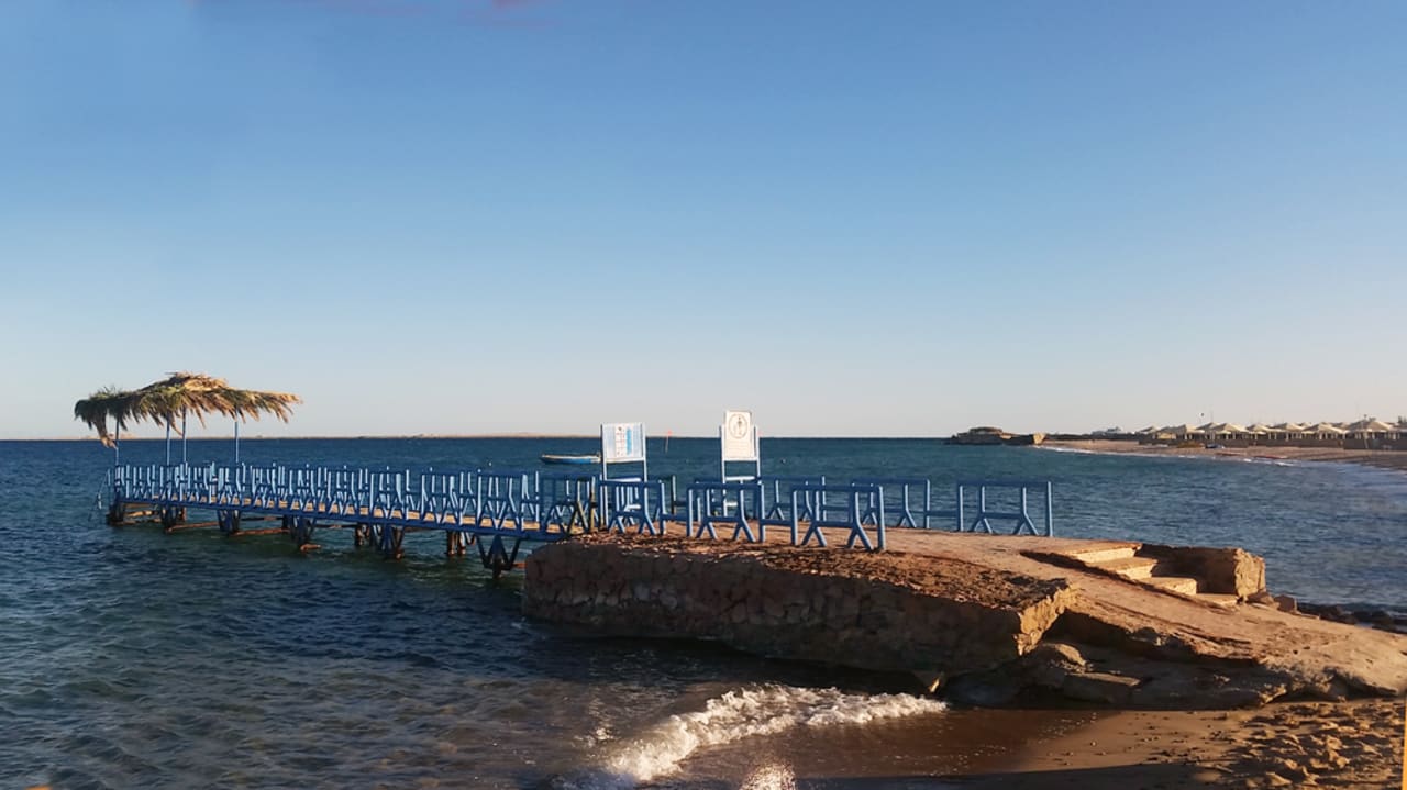 Einstieg zum Schwimmen optimal, jedoch wenig Fische Menaville Safaga
