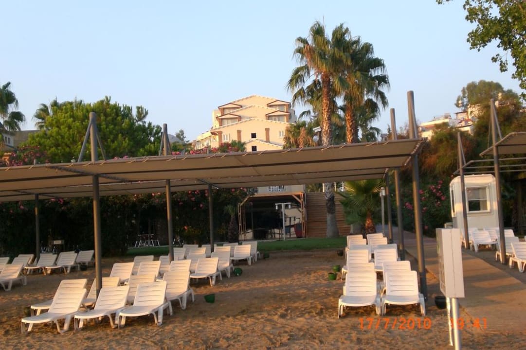 Liegen am Strand Hotel Thalia Unique