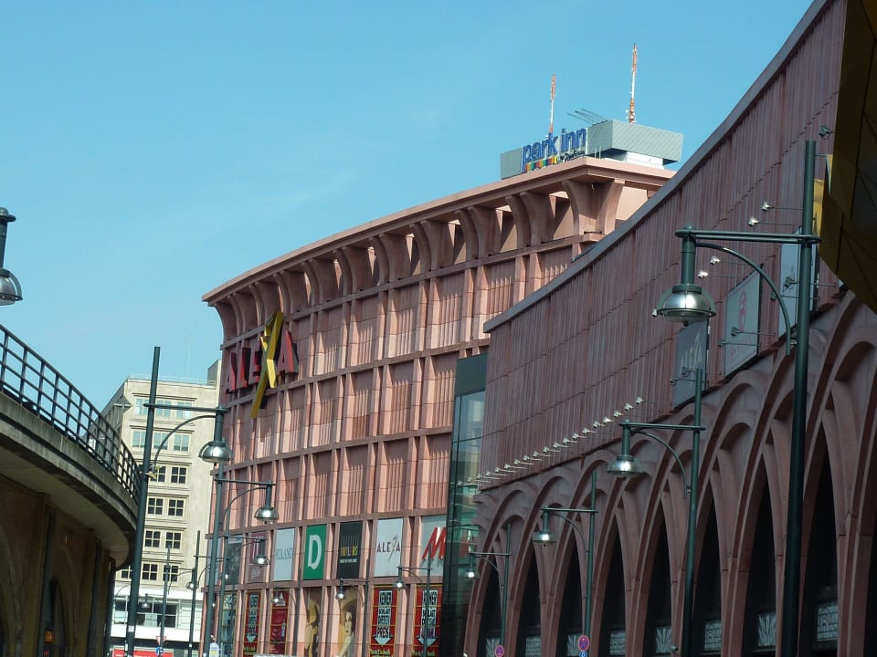 Das Alexa ist nur wenige Gehminuten entfernt Park Inn by Radisson Berlin Alexanderplatz