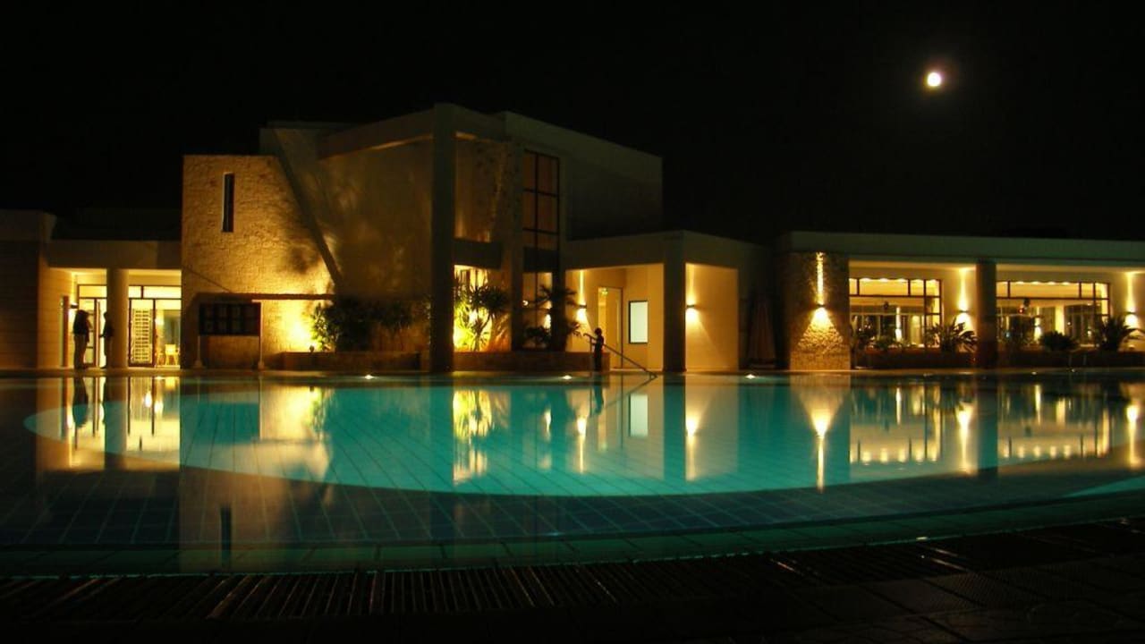 Animationspool mit Lobby bei Nacht Grand Hotel Holiday Resort