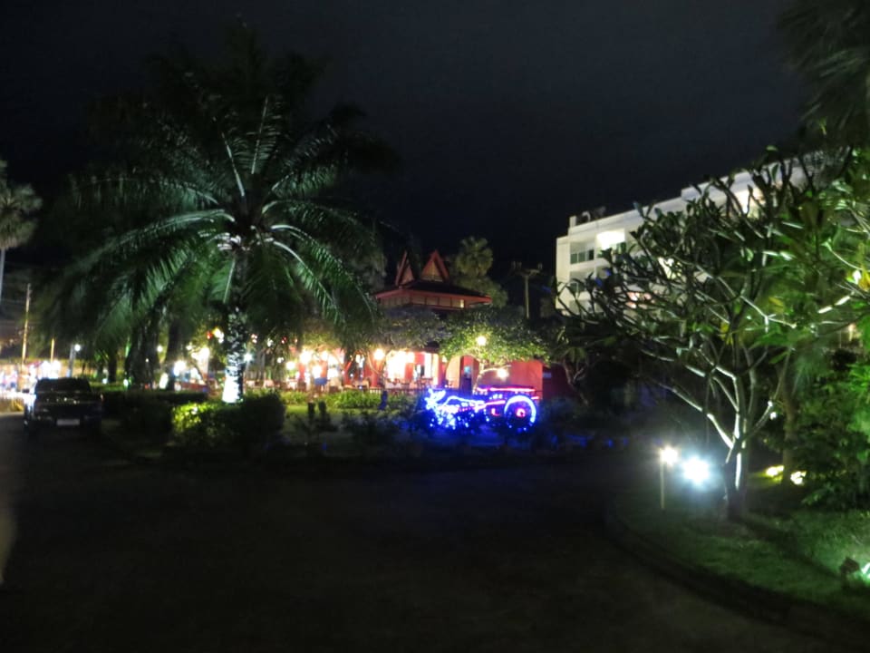 Blick vom Hotel zum Restaurant Kata Palm Resort & Spa