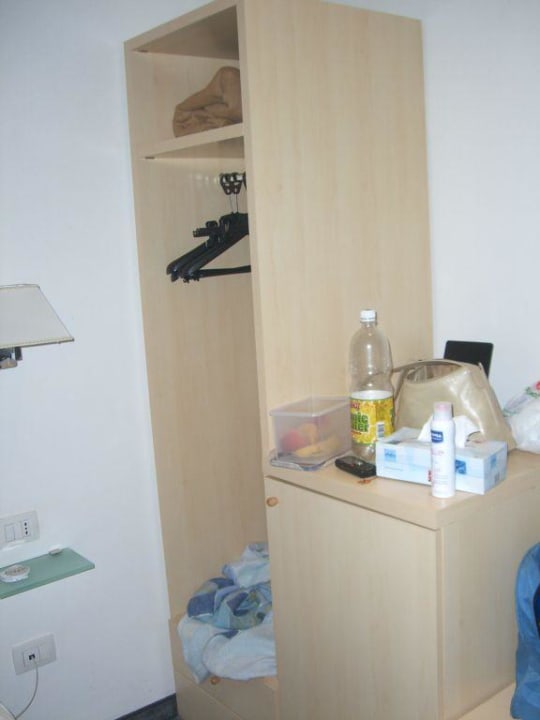 Zimmer (Kleiderschrank) Club Meeting Hotel